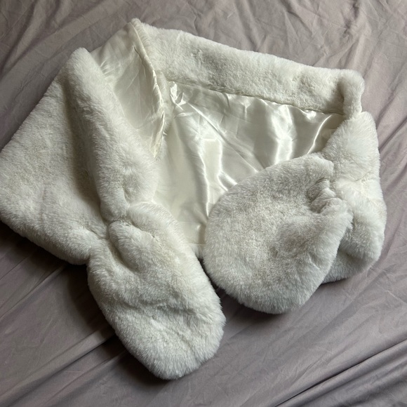 White Faux Fur Wrap Shawl - Picture 3 of 4
